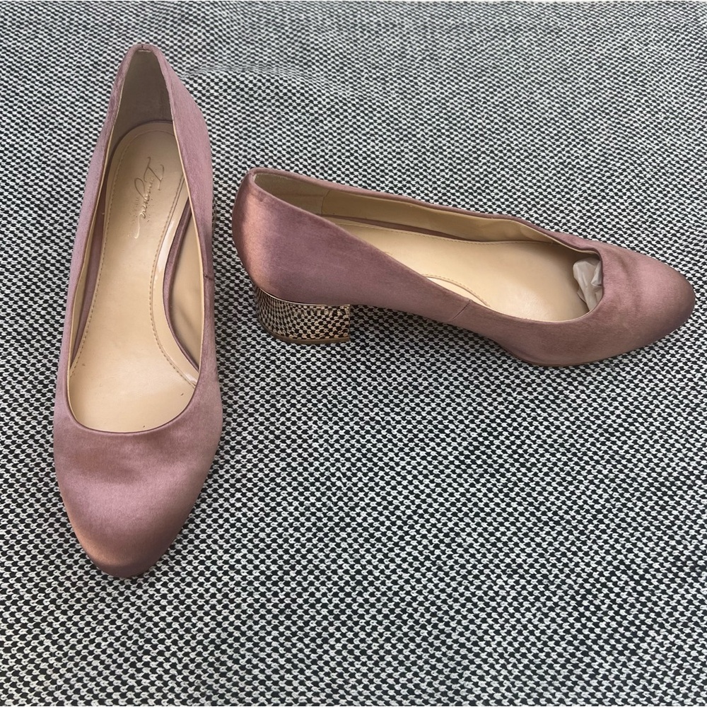 Vince Camuto sz 8.5 rose, pink round toe heel w/low stacked gold reflect…